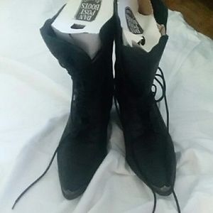 Size 9M Dingo shoes